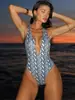 Traje de banho feminino sexy de peça única, novo, europeu e americano para 2027, com estampa, decote em V profundo e design de amarração para uso em férias, na praia e em fontes termais