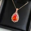 El Nuevo Colgante en Forma de Gota de Agua de Pera de Versa con Diamantes de Circonia Dorada para Mujer, el Mismo Colgante de Piedra Preciosa de Alta Gama que Lleva la Princesa