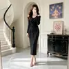 Conjunto listrado ombro a ombro para mulheres, top de manga longa, saia lápis midi de cintura alta, conjunto de duas peças elegante e sofisticado