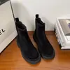 Botas Chelsea de tornozelo em couro macio, com sola grossa, para mulheres, nova coleção outono/inverno 2026, estilo retrô moderno, botas estilo Martin com forro de fleece