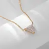 Collar Exquisito de Acero Inoxidable Europeo y Americano Incrustado con Circonita Triángulo Cadena Cruzada Versátil Colgante Cadena para Clavícula de Mujer Nicho Lujo Ligero
