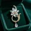 Exquisito broche de cristal floral estilo japonés y coreano, moderno para trajes y vestidos, flor de solapa, accesorio de circonita cúbica para mujer