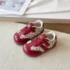 Tênis infantis com estampa floral, nova coleção outono/inverno 2026, sapatos internos de bico redondo para meninas, adequados para o jardim de infância e projetados no estilo de tênis de treino alemão