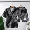 Conjunto esportivo tie-dye de seda gelada para homens, marca moderna de verão, camisa elegante de manga curta e shorts de praia conjunto casual de duas peças