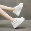 Tênis branco feminino, nova moda outono 2026, com sola grossa, que aumenta a altura, moderno, versátil, casual, esportivo