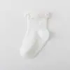 Meias de verão para meninas da Amazon, meias antiderrapantes com pontinhos adesivos, meias de renda infantil de cor sólida, meias para piso para bebês