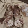 Sapatos Mary Jane baixos estilo francês com bico redondo retrô e flor de camélia para mulheres, novos da Primavera 2024, de camada única com boca rasa