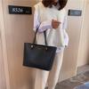 Bolsa Feminina Transfronteiriça 2024 Europeia e Americana Retrô Bolsa Tote de Grande Capacidade Moda Popular Simples Bolsa de Mão Bolsa de Ombro