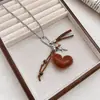 Collar de Cuero con Colgante Vintage en Forma de Corazón Diseño de Nicho de Alta Gama para Mujer Cadena de Suéter de Lujo Nuevo Accesorio