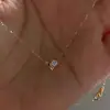 Colar de diamante quadrado em forma de coração minimalista cintilante, nova coleção 2026, apresentando um design delicado e luxuoso, um estilo único e discreto, e uma corrente para clavícula feita sob medida