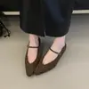 Zapatos Mary Jane elegantes al por mayor, estilo 2026, punta cuadrada, boca poco profunda, correa única, gamuza, tacón grueso, para mujer