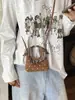 Bolso pequeño mini de estilo coreano con estampado floral borde de volantes a cuadros para niños bolso de mano para niña se puede llevar cruzado un solo hombro agujero para auriculares sobre rojo