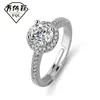 Venta al por mayor de fábrica moda caliente bolso redondo abierto de lujo para mujer anillo de propuesta de diamante simulado Mosan de 1 quilate mujer