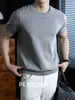 Camiseta de Punto de Manga Corta para Hombre Cleanfit Gris Estilo Old Money Verano Elástica Cómoda Cuello Redondo Color Sólido Corte Ajustado Manga Media