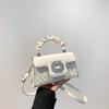 Bolso pequeño portátil de alto valor para mujer, nuevo estilo extranjero primavera y verano 2024, bolso cuadrado pequeño de alta gama con bordado de hilo de rombos para mujer
