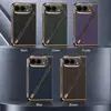 Adecuado para iPhone Duo, esta funda de teléfono electrochapada presenta un patrón de Kevlar, una ranura para bolígrafo incorporada y un protector de pantalla integrado, proporcionando protección total contra caídas.