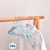 Percha creativa para ropa de niños color sólido plástico por inmersión percha sin costuras percha de almacenamiento para tienda de ropa percha para puesto venta al por mayor
