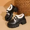 Sapatos Peludos Versáteis Estilo Coreano para Mulheres, Novo Estilo Outono e Inverno 2026, Sapatos de Algodão com Forro de Lã, Mocassins, Sapatos de Couro Quentes com Solado Grosso para Mulheres