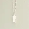 Colar de Peixe Cookie Pequeno Banhado a Prata Espessa de Cobre Branco para Mulheres, Estilo Coreano Ins Personalidade Simples Pingente de Peixe Salgado Corrente para Clavícula