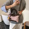 Bolsa Transversal Feminina Estilo Coreano Nicho Retrô 2025 Nova Bolsa Almofada com Costura em Camurça Bolsa de Ombro Simples na Moda