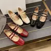 Sapatos de mola de 2024 novos, bico quadrado, boca rasa, salto grosso, camada única, versáteis, estilo fada, sapatos de noite, sapatos Mary Jane retrô para mulheres