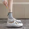Sapatos casuais brancos 2026, sapatilhas femininas macias estilo balé, sapatos baixos Mary Jane planos novo estilo primavera e outono