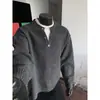 Nova coleção de outono: Suéter masculino pulôver texturizado estilo CityBoy japonês com design retrô inspirado em Hong Kong, apresentando um visual de duas peças falsas e gola Henley