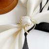 Nueva Hebilla de Toalla de Seda Estilo Francés Flor de Taladro de Punto Decoración de Pedrería Hebilla de Gota de Aceite Esmeralda con Bufanda de Seda Traje de Regalo