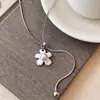 Colar pingente floral de prata estilo coreano, longo e versátil, perfeito para combinar com suéteres, um acessório moderno e único com um toque de sofisticação.