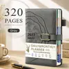 Agenda diaria versión inglesa 2027 transfronteriza, calendario de una página por día, manual de eficiencia horaria, cuaderno personalizable