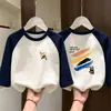 Ropa interior para niños De Rong niños otoño e invierno nueva ropa interior camiseta de manga larga empalmada cuello redondo ropa cálida de otoño top