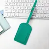 Etiquetas de bagagem de couro de alta qualidade e estilosas. Disponível em várias cores. Etiquetas de bagagem em couro PU com um cartão de informações de privacidade transparente. Acessórios de bagagem