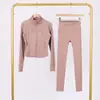 Conjunto Lulu Df de Chaqueta Corta con Cuello Alto y Pantalones Cropped con Etiqueta, En Stock Envío Directo, Corte Ajustado Cuello Alto, Cremallera Dorada Elástica