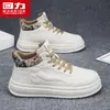 Zapatos para Hombre HuiLi 2026 Nuevos Zapatos Blancos de Caña Alta Versátiles Casuales Zapatos de Tabla Transpirables Amortiguadores Zapatos Deportivos Zapatos para Hombre M