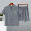Nuevos pijamas finos de seda helada para hombre de verano para estudiantes, adolescentes y hombres de mediana edad, pijamas de cárdigan, ropa para el hogar