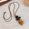 Colar longo de resina com gradiente de cor melardo e pingente geométrico vintage, corrente de cordão ajustável, adequado para criar um visual atmosférico e como acessório