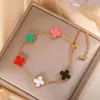Pulsera de Trébol de Cuatro Hojas Oro Negro para Mujer, Lujo Ligero Nicho Exquisita Pulsera de Flor de Diamante Brillante en Forma de Serpiente con un Toque de Alta Gama, Nuevo Modelo 2025