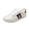 Tênis Casuais Slip-On Masculino e Feminino de Solado Plano com Bordado de Abelha Estilo Coreano para Casal g Marca Novos Sapatos Brancos Outono e Inverno 2026