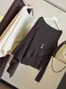 Estiloso design assimétrico, blusa de tricô de manga longa estilo echarpe falsa de duas peças para mulheres, nova coleção de outono, caimento casual e relaxado, ombro a ombro