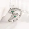 Anillo Abierto Doble Cabeza Forma de Serpiente Ojos Verdes para Mujer, Estilo de Lujo Ligero de Nicho, Anillo de Dedo Índice de Moda Personalizado 2025