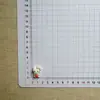 Estilo Japonés Lindo Gato Gatito Sosteniendo Fresa Serie Accesorios de Resina Hecho a Mano DIY Pasador para el Cabello de Niña Funda para Teléfono Bolsa para Zapatos