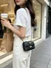 Bolso de cadena de bolas doradas de alta gama, inspirado en Chanel, hecho con piel de cordero de plena flor, un lujoso bolso pequeño cuadrado acolchado, versátil bolso cruzado o de hombro