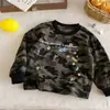 Camiseta de manga larga para niño 2026 otoño nuevo algodón puro camiseta básica infantil camuflaje estilo coreano primavera y otoño top de moda