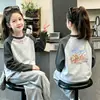 Camiseta Estilosa de Pelúcia com Manga Raglan Longa para Meninas Novo Estilo Outono/Inverno Camada Base para Meninas Pequenas Top com Gola Redonda para Crianças de Tamanho Médio e Grande