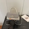 Bolsa de mão retrô quadrada pequena da moda para outono e inverno, com fecho de giro simples na aba, alça de ombro removível, e pode ser usada como bolsa de ombro ou bolsa transversal.