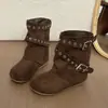 Botas femininas, outono/inverno, com fivela de cinto, forradas com fleece, moda 2026, quentes, botas estilosas para mulheres, retrô, camurça, novo estilo