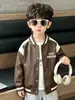 Jaqueta de couro masculina para primavera e outono, estilo coreano, peça de outer wear casual moderna e estilosa para crianças, adequada para crianças de tamanho médio e pequeno, jaqueta de moto, qualidade de exportação