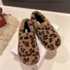Sapatos peludos, inverno 2026, novos sapatos de algodão da moda, adequados para uso externo no inverno, sem cadarço, sola macia, estampa de leopardo, quentes