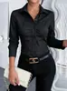 Camisa de mujer talla grande, color liso, corte ajustado, que ciñe la cintura, con frente plisado, mangas largas, cuello de botón y estilo profesional