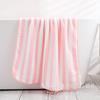Toalla de baño de rayas anchas toalla de playa tejido de punto por urdimbre terciopelo coral suave para el hogar toalla de baño grande se puede usar y envolver venta al por mayor una generación de cabello